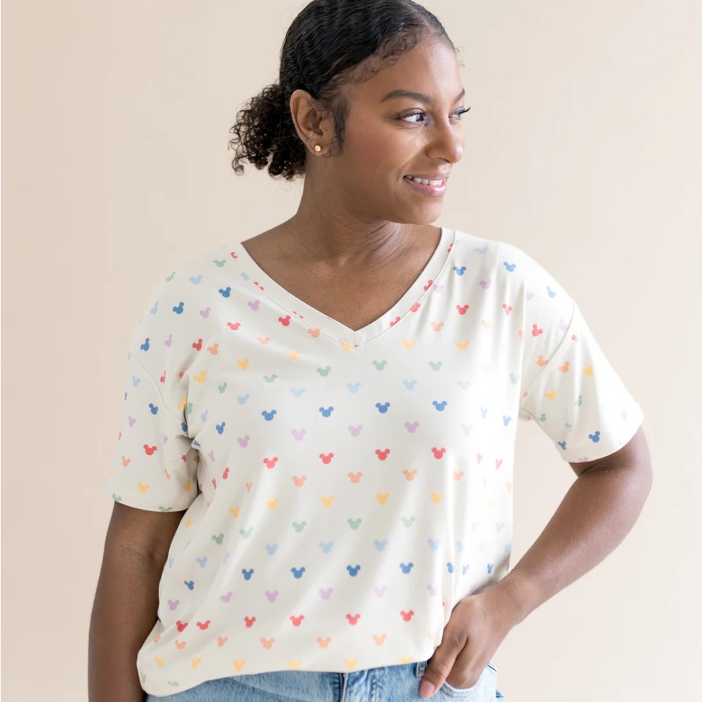 V-Neck Short Sleeve Cream Tee with Pastel Heart Motif